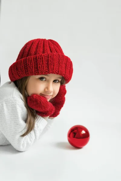Χαριτωμένο Κοριτσάκι Ένα Κόκκινο Καπέλο Χριστουγεννιάτικες Διακοσμήσεις Λευκό Φόντο — Φωτογραφία Αρχείου