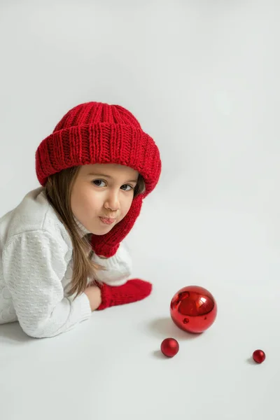 Linda Niña Sombrero Rojo Con Decoraciones Navidad Sobre Fondo Blanco —  Fotos de Stock