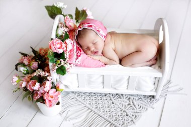 Uyuyan yeni doğmuş bebek. Bebek. Mutlu hamilelikler ve doğum. Çocuk teması. Bebek ve çocuk eşyaları.