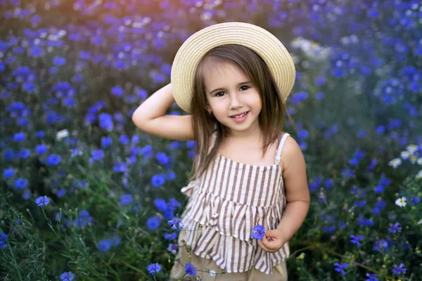 Çiçek Tarlasında Duran Şapkalı Şirin Küçük Kız — Stok fotoğraf