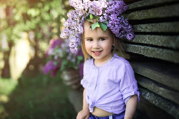 Портрет Маленької Дівчинки Вінком Бузкових Квітів Голові — стокове фото