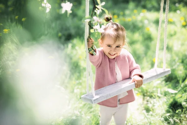 Маленька Дівчинка Квітучому Саду Стоїть Біля Гойдалок Дитяча Мила Усмішка — стокове фото