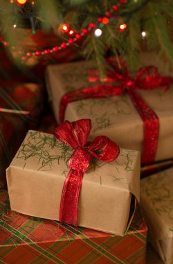 Noel ağacının devrilmiş iğneleri Noel ağacının altındaki hediyelerin üzerinde yatıyor. Yılbaşı hediyeleri Noel iğneleriyle süslenir. Spruce yeni yılı beklemeden soldu..  