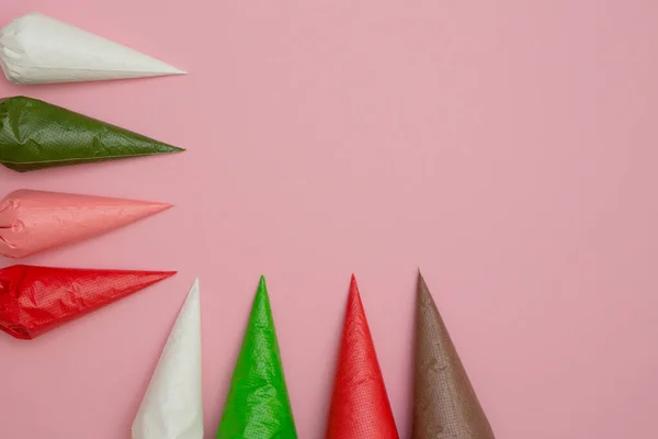 Veelkleurige Beglazing Glazuur Zakken Ster Vormige Hagelslag Roze Tafel Klaar — Stockfoto