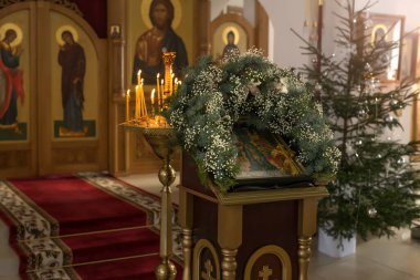 Michanovichi, St. Demetrius Kilisesi, Belarus, Ocak 2021. Ortodoks kilisesinde çiçeklerle süslenmiş ikon. Tatillerde kilisede Noel süsleri. . 