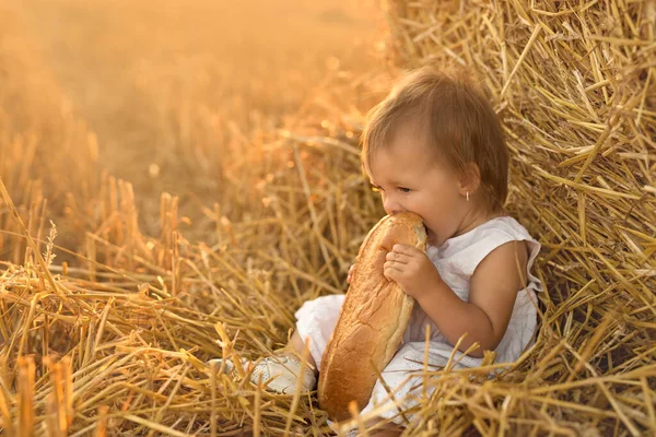 Uma Menina Num Campo Lado Palheiro Uma Criança Faminta Come — Fotografia de Stock