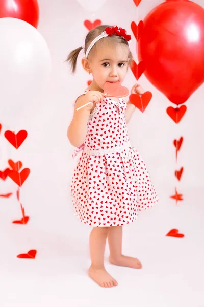 Bébé Tient Des Boules Rouges Pour Saint Valentin Une Fille — Photo
