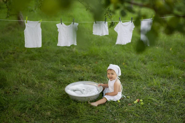 Seorang Anak Gembira Mencuci Pakaiannya Basin Semprot Air Dan Busa — Stok Foto