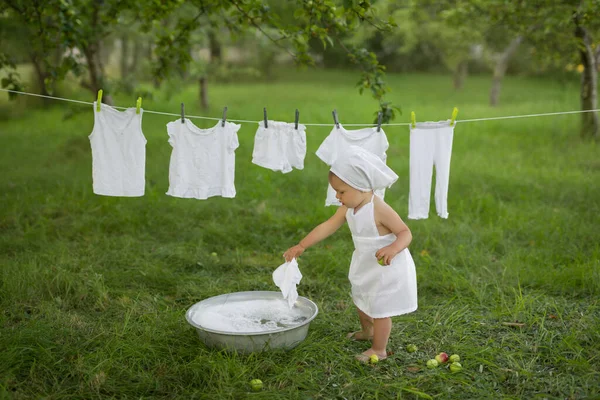 Seorang Anak Gembira Mencuci Pakaiannya Basin Semprot Air Dan Busa — Stok Foto