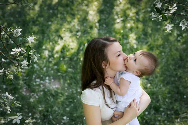 Sağlıklı Bir Çocuğun Mutlu Çocukluğu Annesinin Kollarında Yakın Plan Bebek — Stok fotoğraf