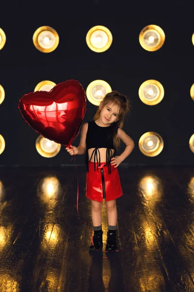 Ένα Κορίτσι Μια Κόκκινη Μπάλα Σχήμα Καρδιάς Κορίτσι Είναι Ντυμένο — Φωτογραφία Αρχείου