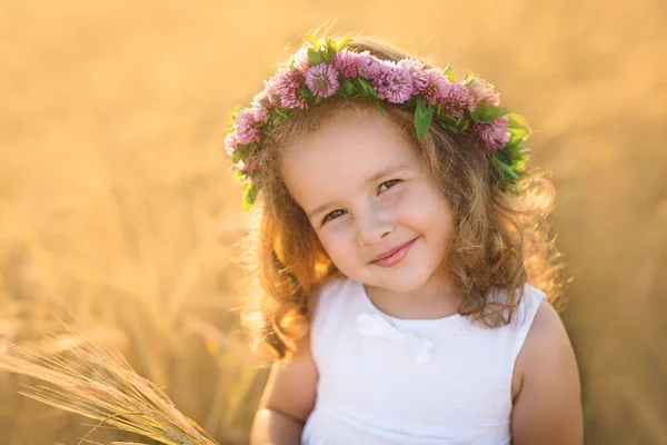 Retrato Una Niña Pequeña Con Una Corona Trébol Cabeza Una —  Fotos de Stock