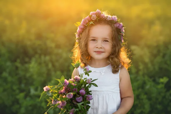 Букет Квітів Конюшини Руках Дитини Вінок Голові Кучерявої Дівчини Дівчина — стокове фото