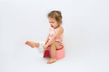 Çocuk lazımlığa oturur ve külotunu giyer. Çocuk bağımsız olarak tuvalete gider ve nasıl giyineceğini bilir. Bebeğine tencereye işemeyi öğret. Çocuk tuvaleti.