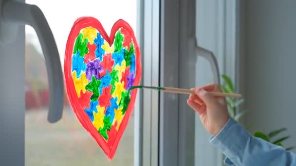 Всесвітній День Аутизму Усвідомлення Аутизму Дівчина Малює Зображення Серця Барвистими — стокове відео