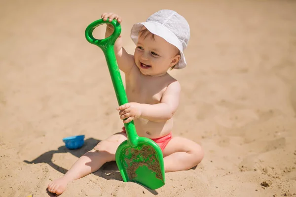 Anak Dengan Sekop Mainan Hijau Besar Pantai Pada Hari Yang — Stok Foto