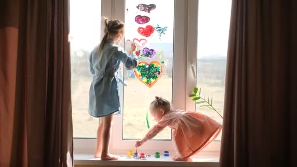 Two Girls Draw Hearts Window Glass Gouache Children Draw Together — Stock Video