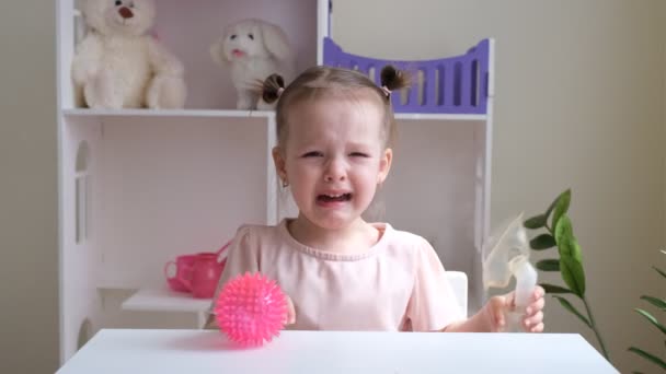 Liten Flicka Gråter Medan Hon Andas Barnsjukdomar Inhalationer För Rinnande — Stockvideo