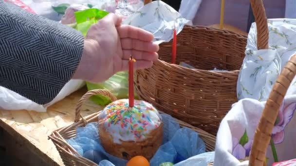 Hombre Cubre Una Vela Encendida Pastel Pascua Con Mano Para — Vídeos de Stock