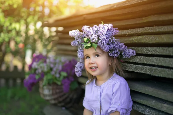 Маленька Мила Дівчинка Вінком Бузкових Квітів Мрійливо Дивиться Теплий Літній — стокове фото