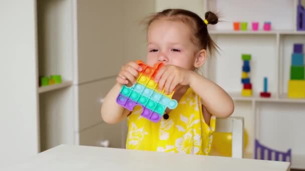 Een Klein Meisje Speelt Aan Een Tafel Kinderkamer Met Een — Stockvideo