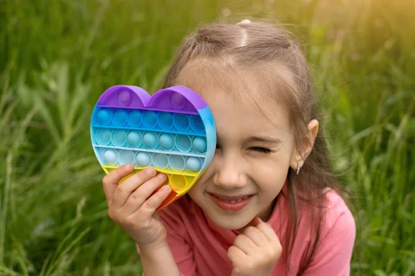 Ein Kleines Mädchen Spielt Mit Einem Modernen Popitspielzeug Ein Faszinierendes — Stockfoto