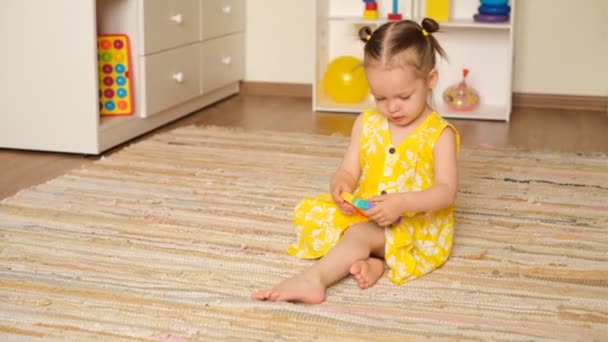 Een Klein Meisje Speelt Kinderkamer Met Het Pop Toy Een — Stockvideo