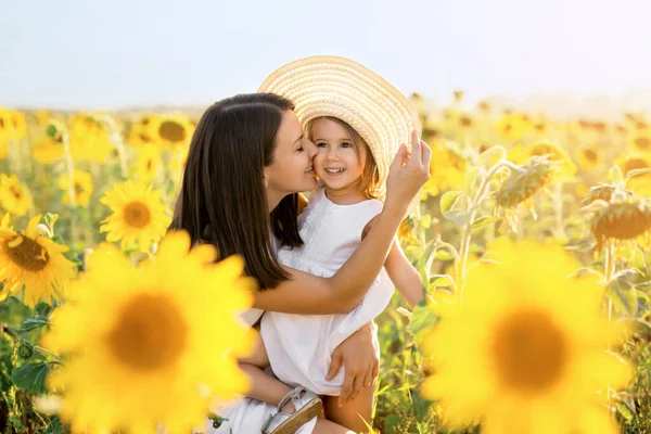 Matka Láskyplně Objímá Líbá Svou Dceru Při Západu Slunce Poli — Stock fotografie