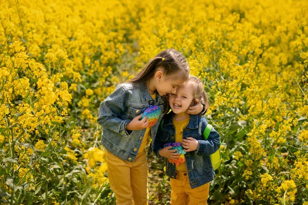 Zwei Mädchen Einem Rapsfeld Umarmen Sich Zärtlich Und Lachen Während — Stockfoto