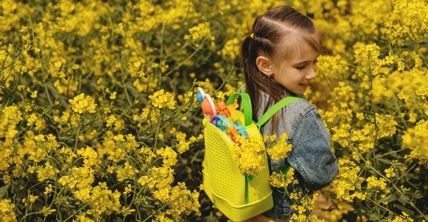 Ein Mädchen Einem Rapsfeld Mit Einem Rucksack Voller Moderner Pädagogischer — Stockfoto