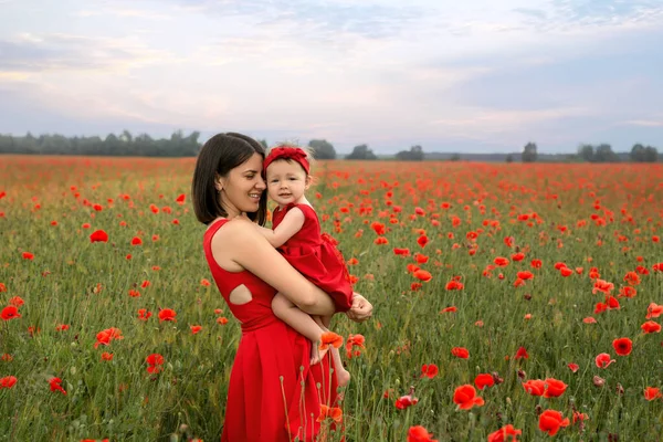 Mor Håller Sin Lilla Dotter Famnen Ett Vallmofält Moders Tillgivenhet — Stockfoto