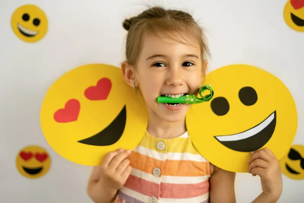 Día Mundial Sonrisa Cara Sonriente Antropomórfica Una Niña Con Emoticonos —  Fotos de Stock