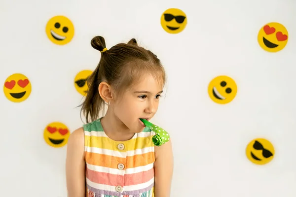 Παγκόσμια Ημέρα Χαμόγελου Ανθρωπομορφικό Χαμόγελο Ένα Μικρό Κορίτσι Λευκό Φόντο — Φωτογραφία Αρχείου