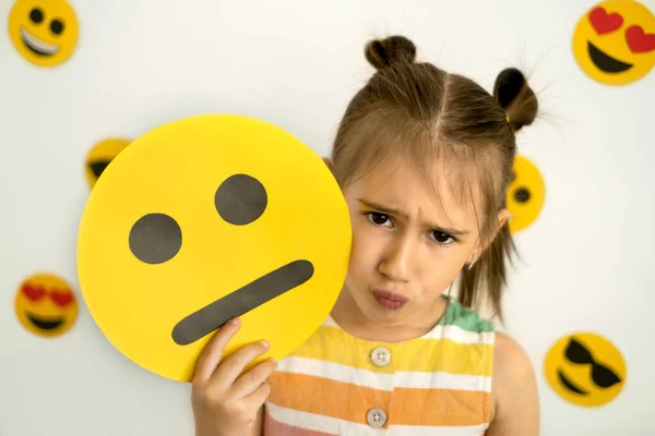 Día Mundial Del Emoji Sonrisa Antropomórfica Cara Una Niña Pequeña —  Fotos de Stock