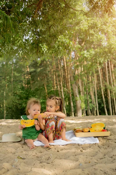 Dua Gadis Piknik Pantai Berpasir Dan Makan Semangka Dan Roti — Stok Foto