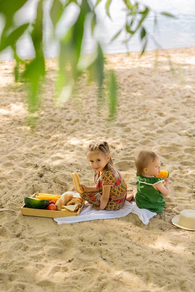 Dua Saudara Perempuan Pantai Memiliki Piknik Dengan Buah Roti Dan — Stok Foto