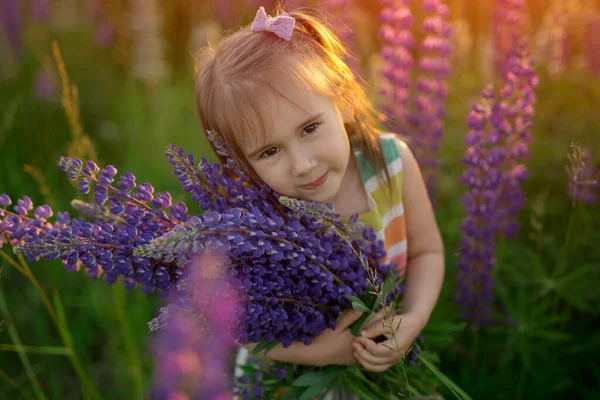 Una Hermosa Niña Sostiene Ramo Flores Moradas Para Madre Día —  Fotos de Stock