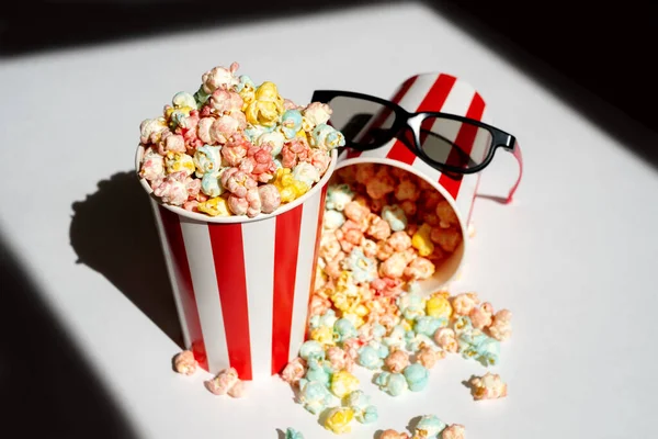 Berwarna Popcorn Dalam Gelas Bergaris Garis Kardus Bundar Dengan Kacamata — Stok Foto