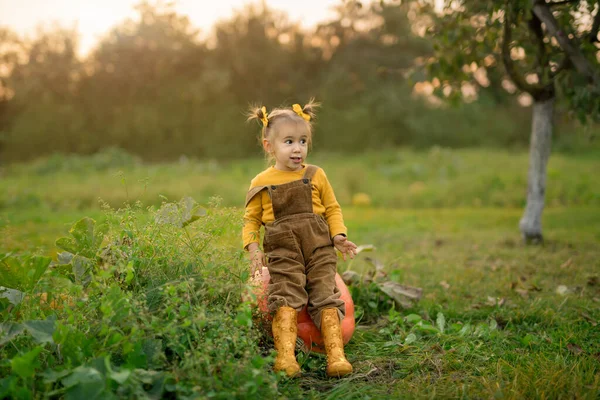 Seorang Gadis Kecil Yang Lucu Sedang Duduk Kebun Dalam Sepatu — Stok Foto