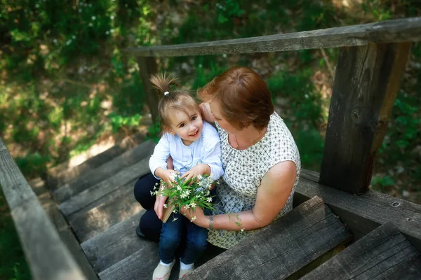 Barnbarnet Gav Sin Mormor Bukett Vita Vildblommor Och Sitter Tillsammans — Stockfoto