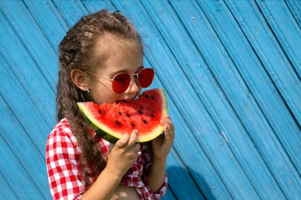 Día Nacional Sandía Una Chica Con Pelo Rizado Recogido Gafas — Foto de Stock