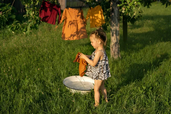 Маленька Дівчинка Бризкає Басейні Мильною Водою Миючи Одяг Вішаючи Білизну — стокове фото