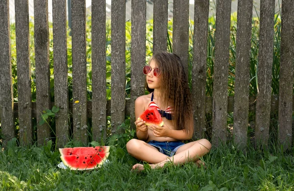 Una Chica Con Gafas Rojas Está Sentada Junto Una Vieja — Foto de Stock