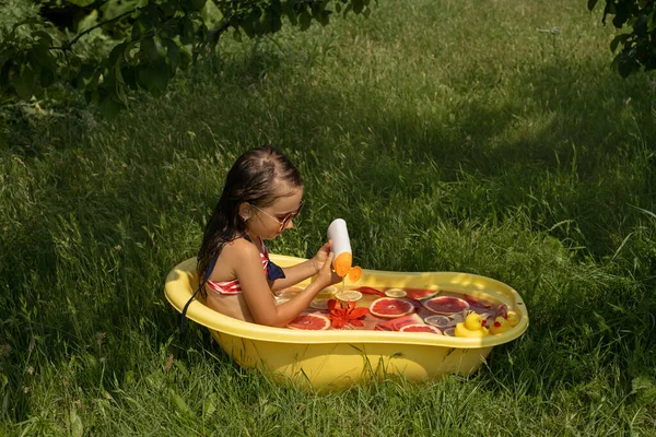 Una Chica Baña Una Bañera Con Patitos Juguete Goma Naturaleza — Foto de Stock