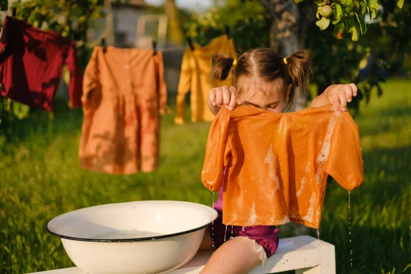 Anak Itu Memegang Kemeja Basah Setelah Mencuci Tangannya Cucian Gantung — Stok Foto