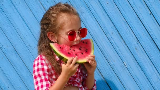 Ein Hübsches Süßes Mädchen Mit Roter Sonnenbrille Isst Ein Süßes — Stockvideo