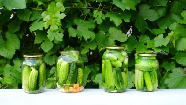 Quatre Boîtes Concombres Frais Sont Remplies Marinade Bouillie Pour Mise — Video