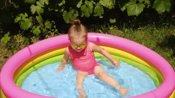 小さな子供がプールから汚れた水を飲む 健康への害 子供用の小さなインフレータブルホームプール 塩素と水道水 — ストック動画
