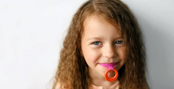 Ένα Κορίτσι Πορτραίτο Ένα Αιθουσαίο Σκληρό Προστατευτικό Του Στόματος Πλάκα — Φωτογραφία Αρχείου
