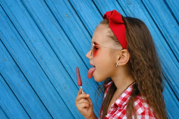 Seorang Gadis Dengan Kemeja Merah Kotak Kotak Dan Kacamata Hitam — Stok Foto